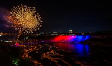 Una suggestiva immagine di cascate e casinò in Canada